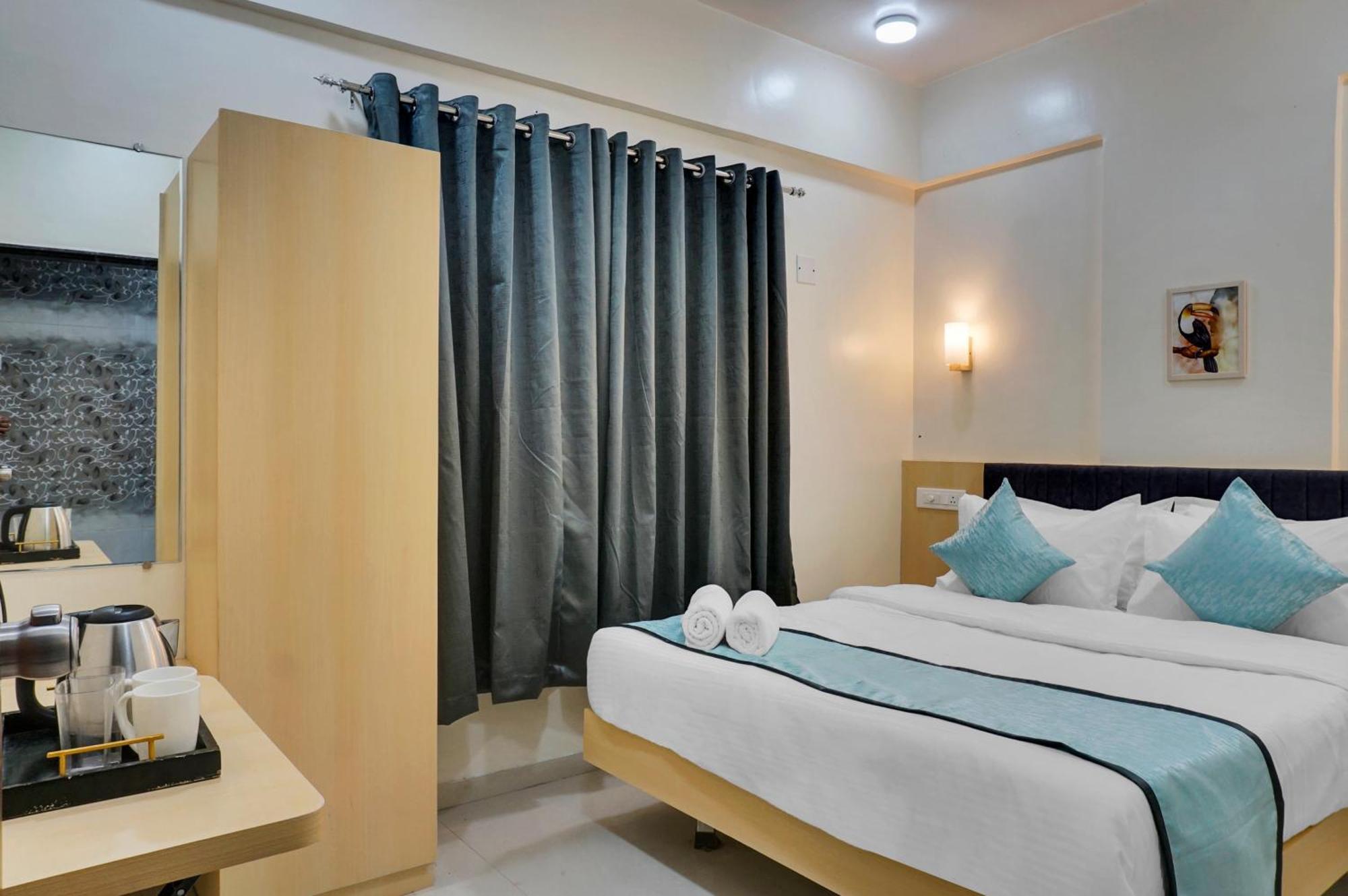 Urban Hometel Pune Bagian luar foto