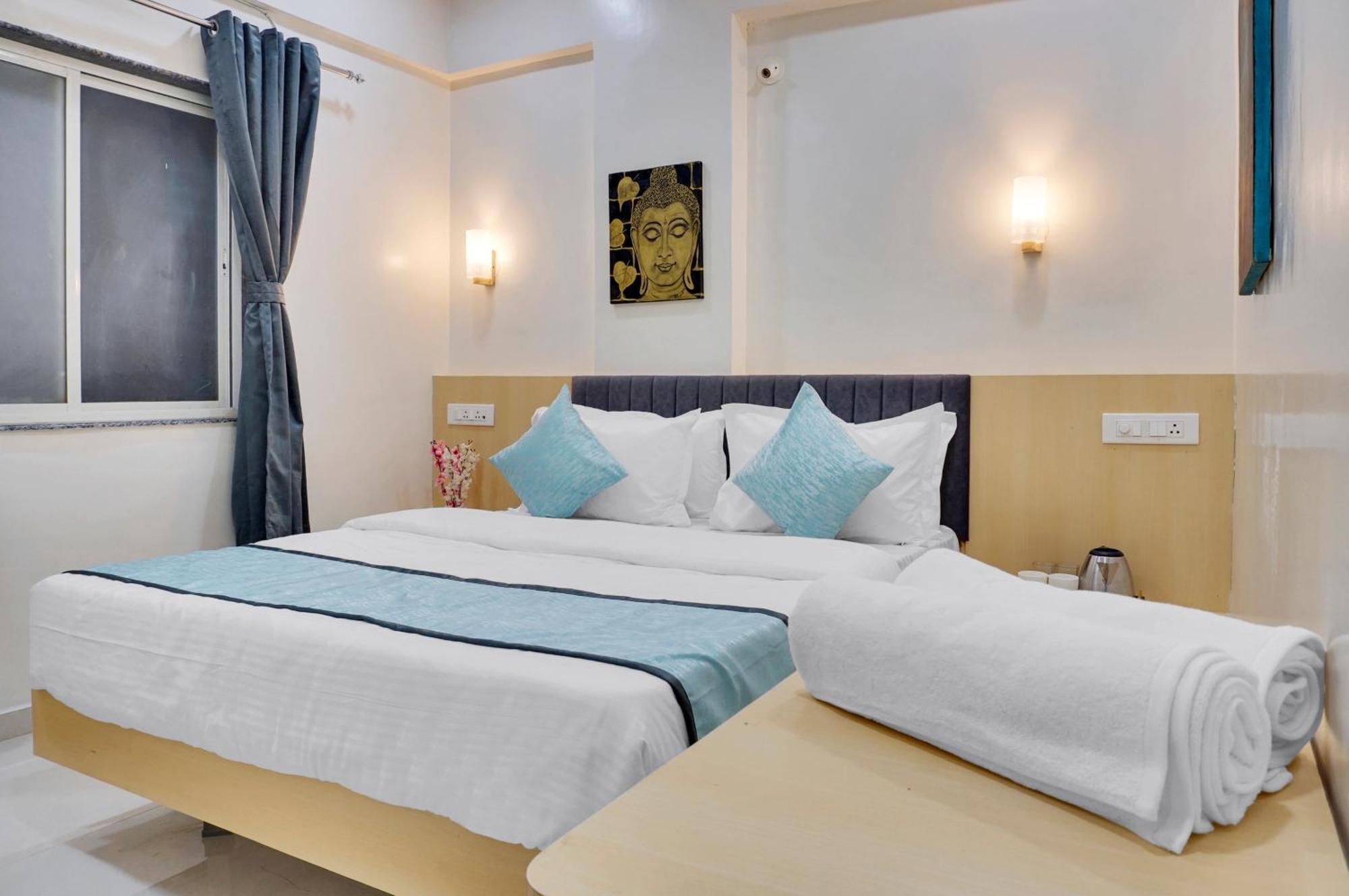 Urban Hometel Pune Bagian luar foto