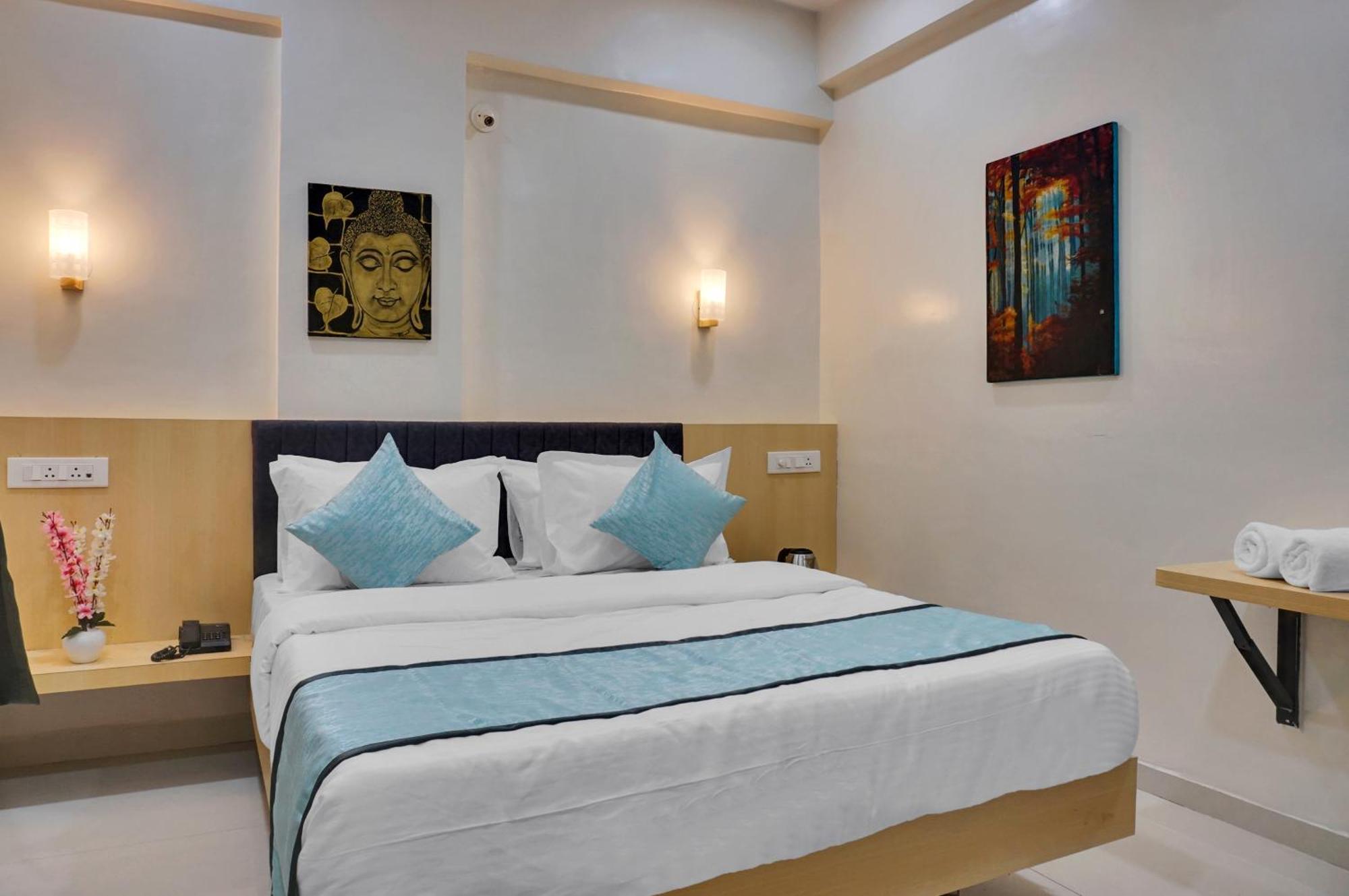 Urban Hometel Pune Bagian luar foto