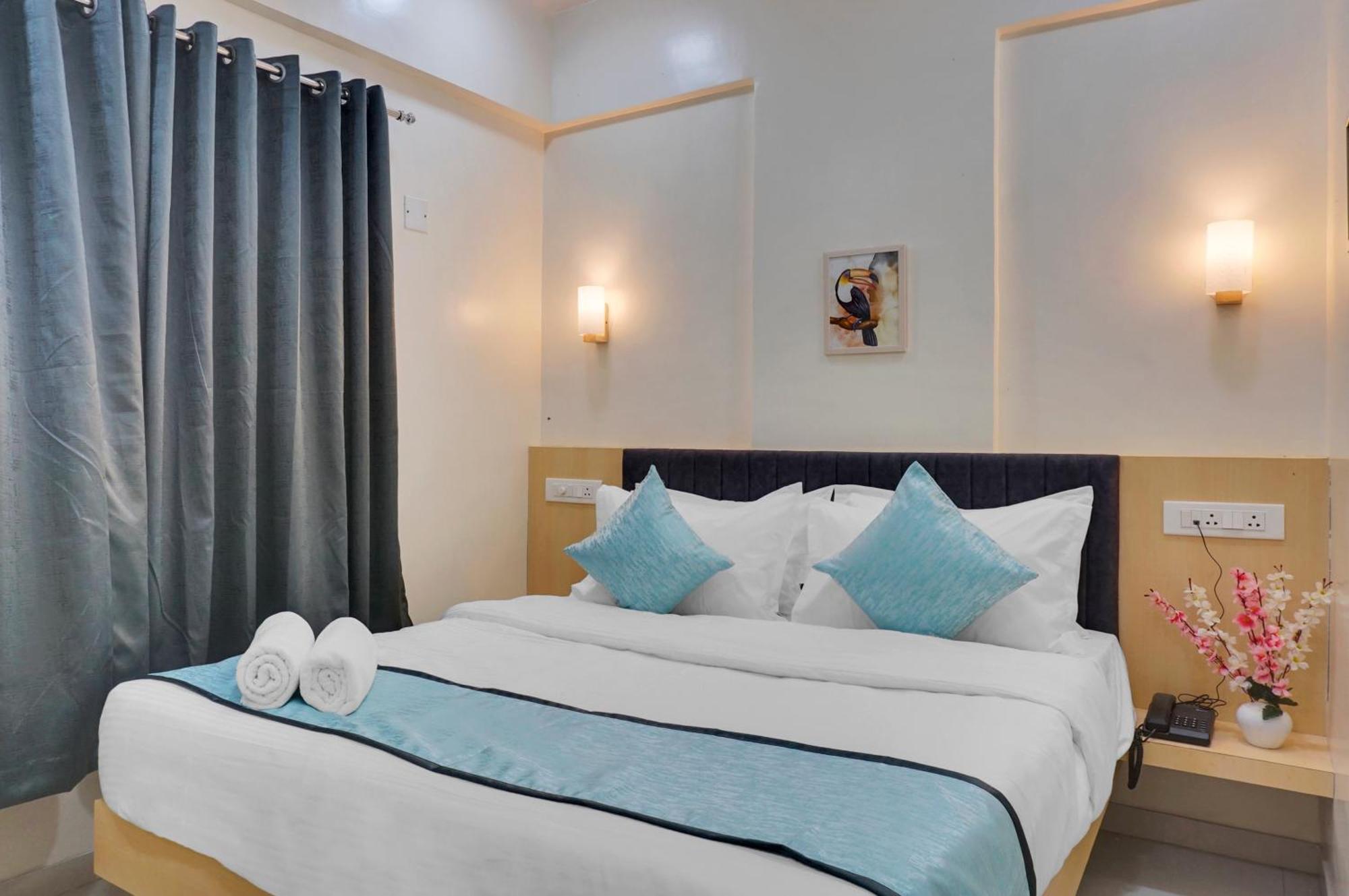 Urban Hometel Pune Bagian luar foto