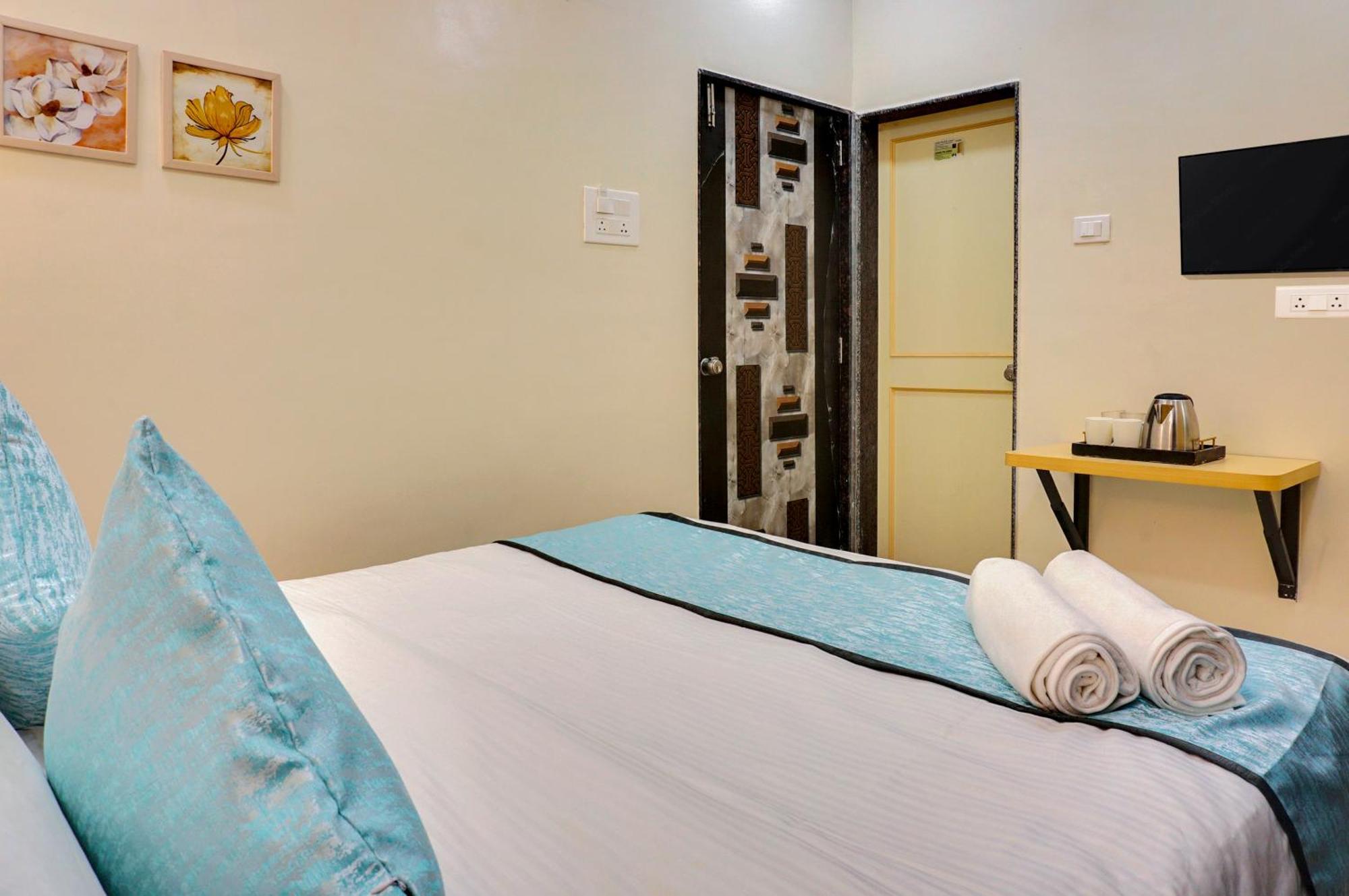 Urban Hometel Pune Bagian luar foto