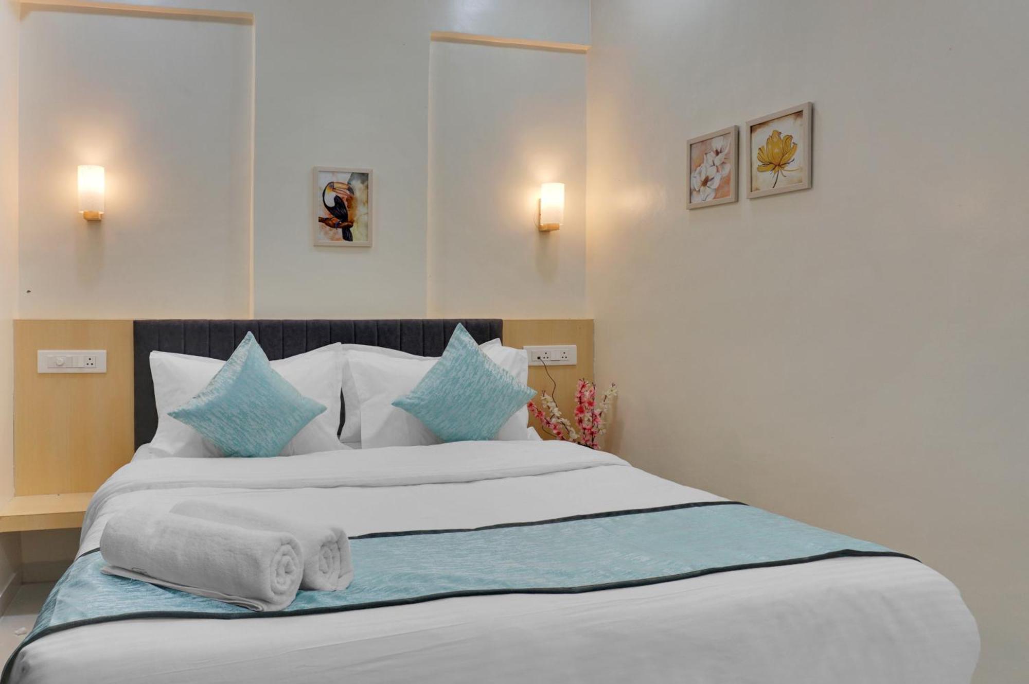 Urban Hometel Pune Bagian luar foto