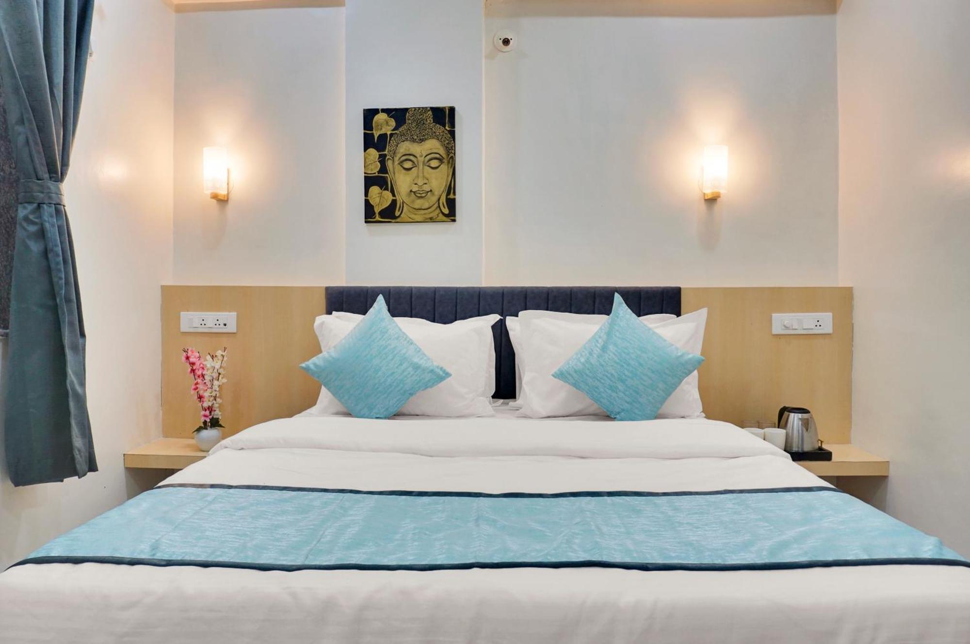 Urban Hometel Pune Bagian luar foto