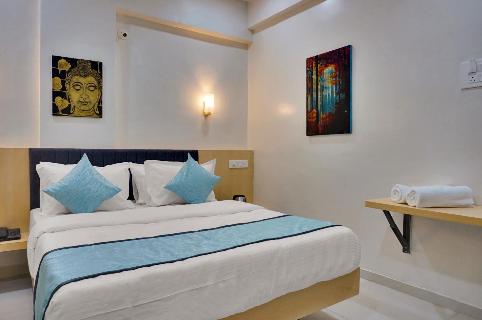 Urban Hometel Pune Bagian luar foto
