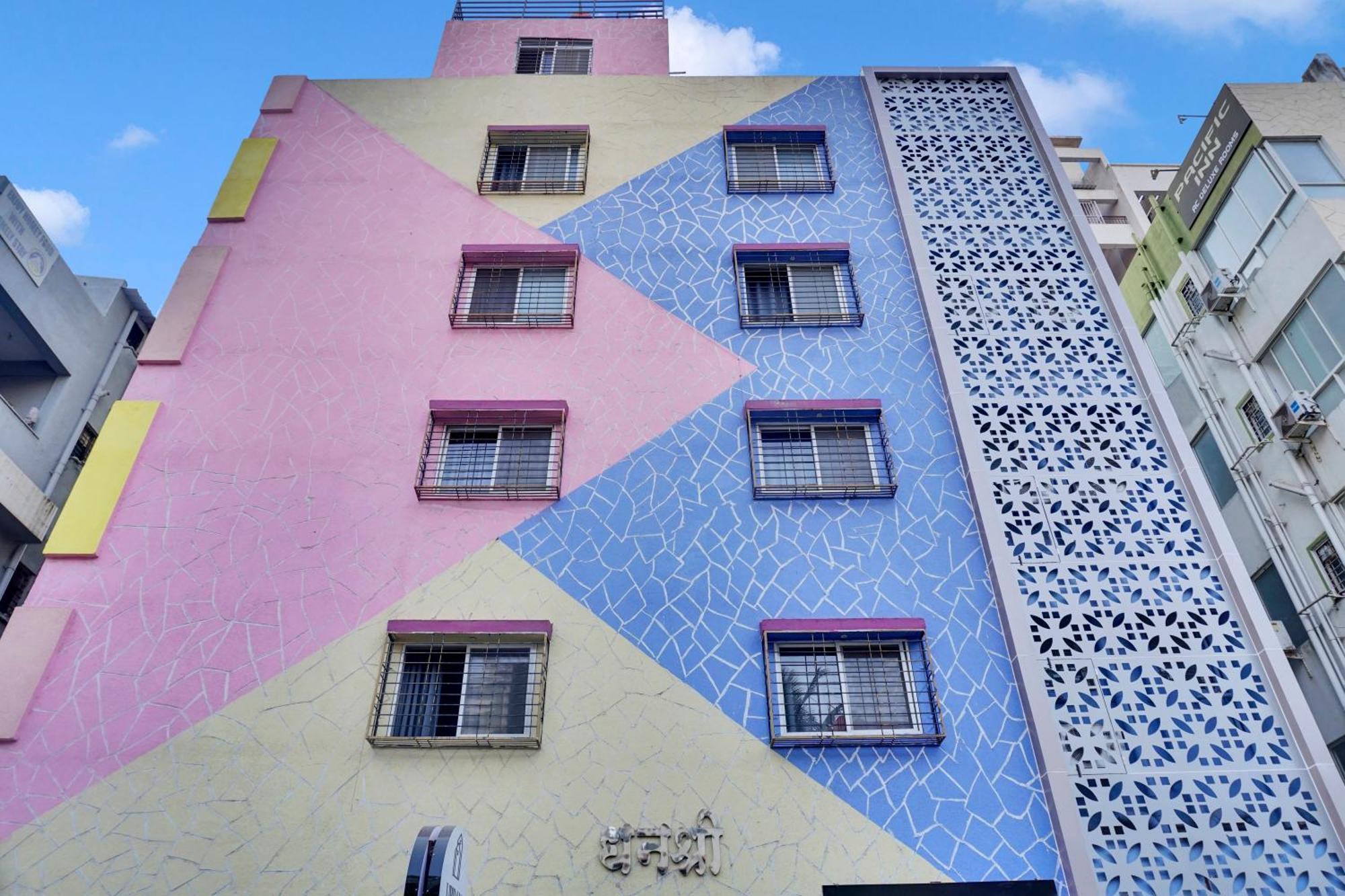 Urban Hometel Pune Bagian luar foto